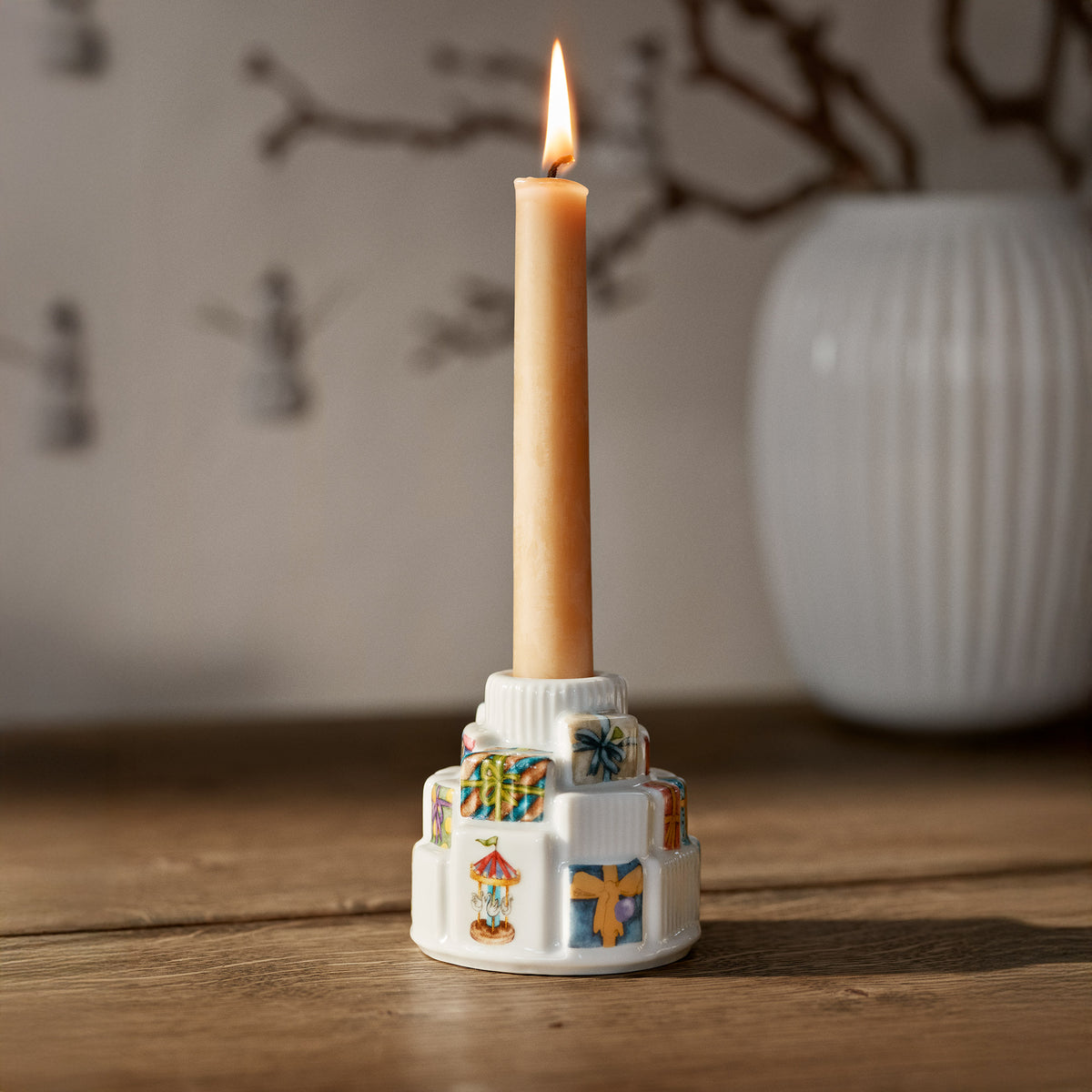 Kähler Design - Hammershøi Kerzenständer mit Geschenkemotiv | 