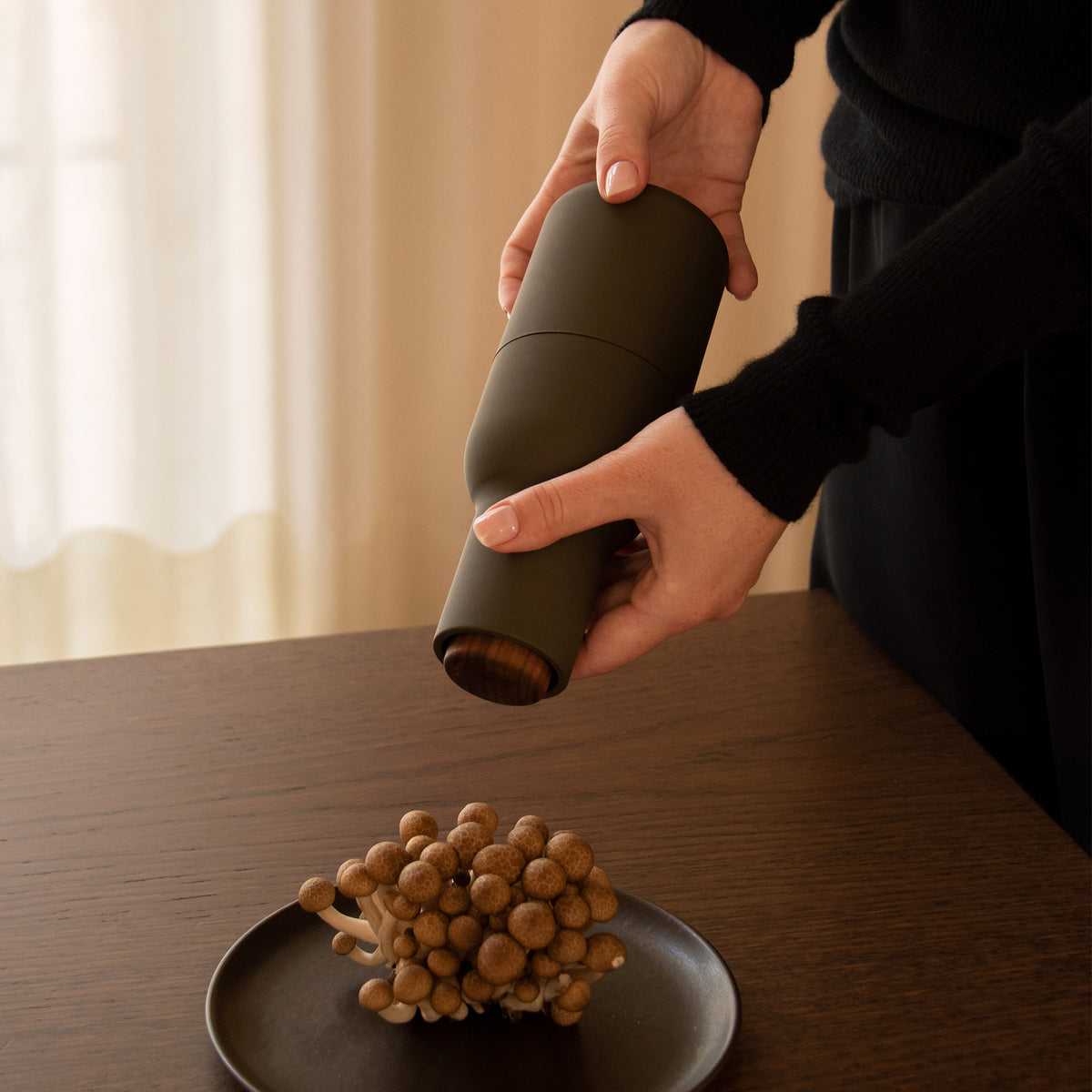 Audo - Bottle Grinder Salz- und Pfeffermühle | Walnuss / ash/carbon