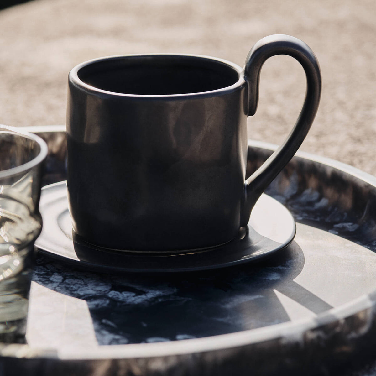 Ferm Living - Flow Tasse mit Untertasse | schwarz