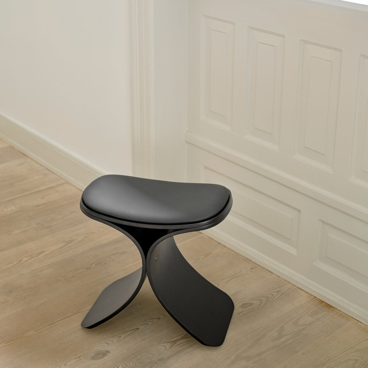 Gejst - Luno Hocker | black oak / black leather