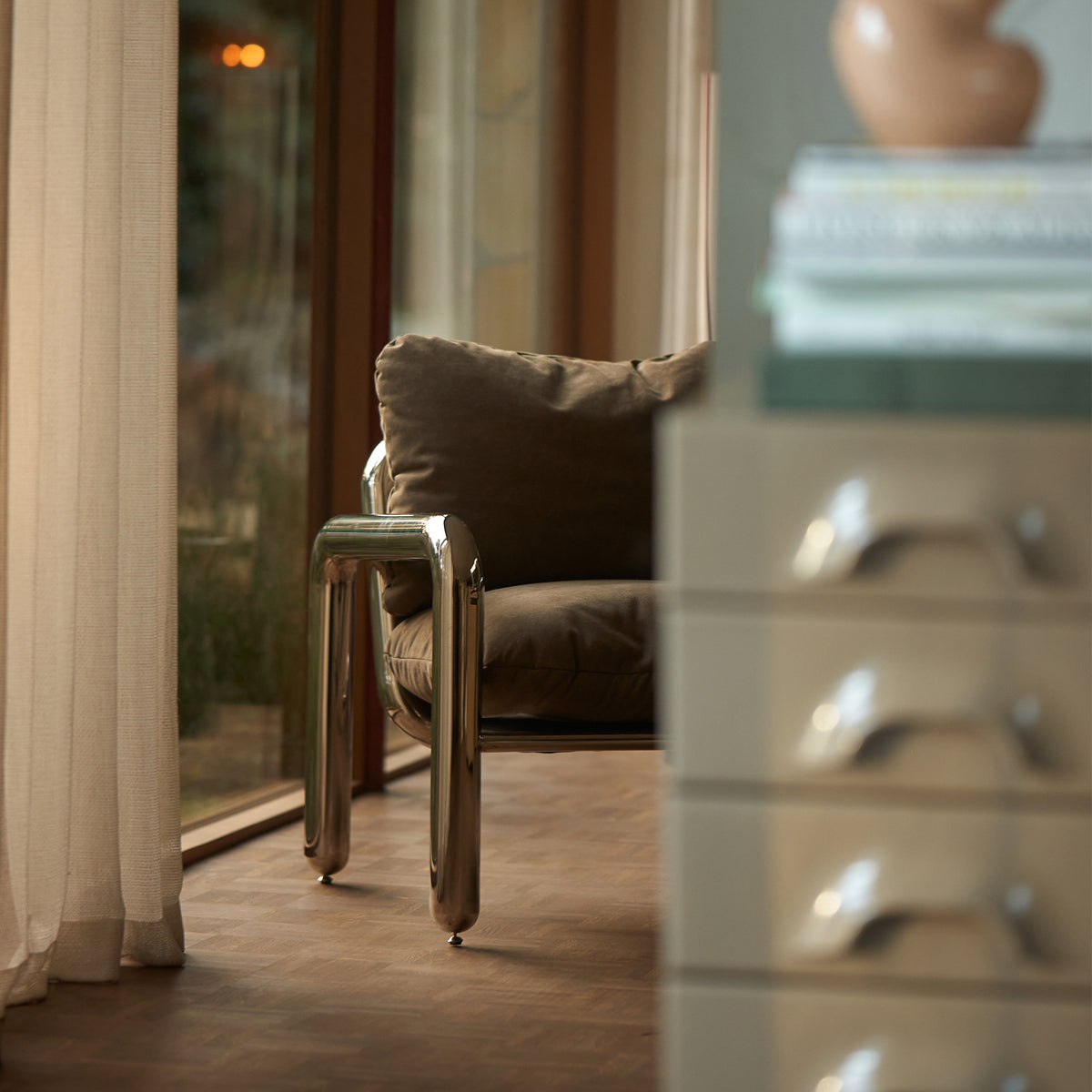 HKliving - Chrom Loungesessel | samtbraun